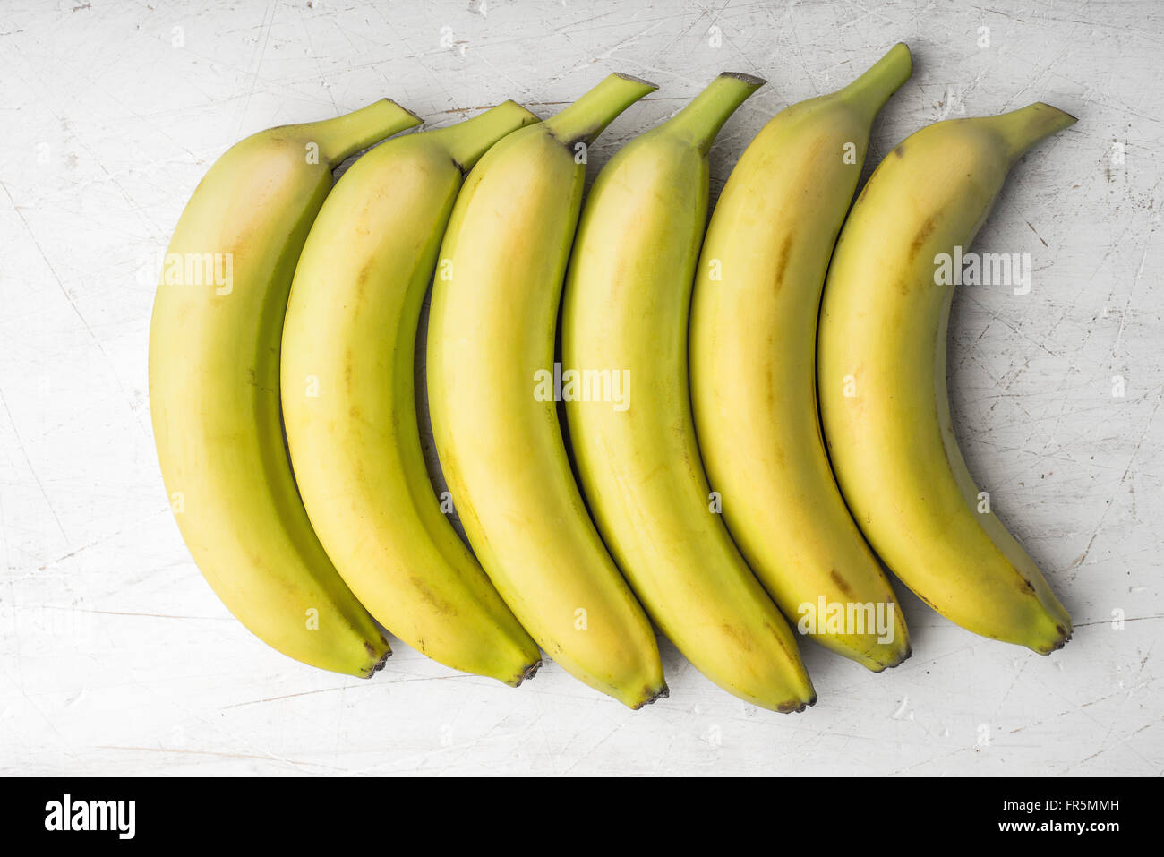 Los plátanos amarillos están establecidos en un rectángulo horizontal Foto de stock