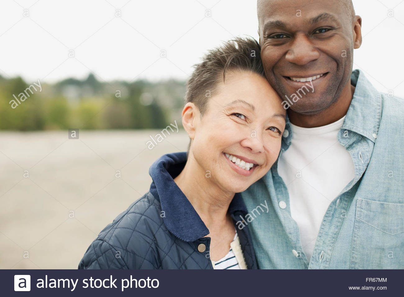 Retrato de pareja interracial en Beach Foto de stock