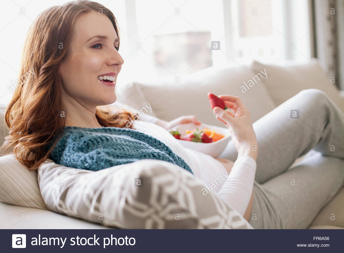Mujer embarazada para relajarse en casa Foto de stock