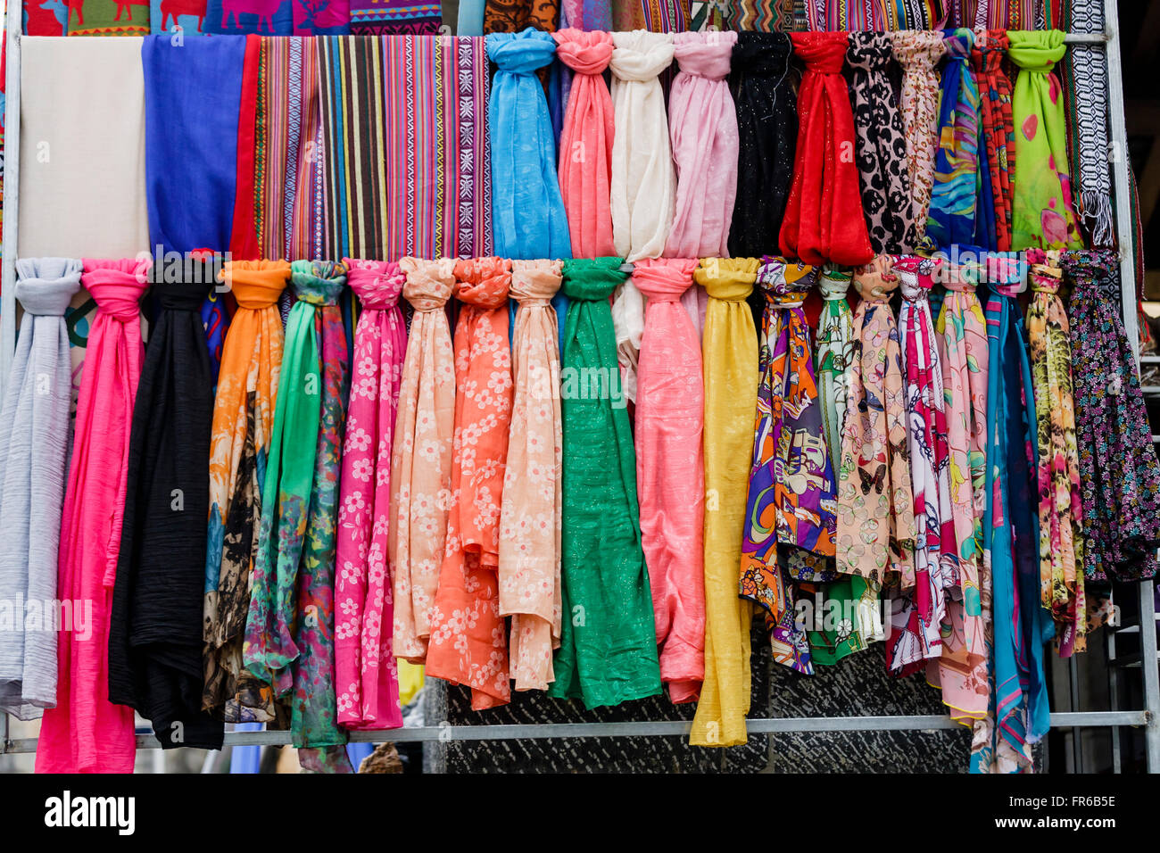 Tienda de ropa y telas vietnamitas fotografías e imágenes de alta  resolución - Alamy