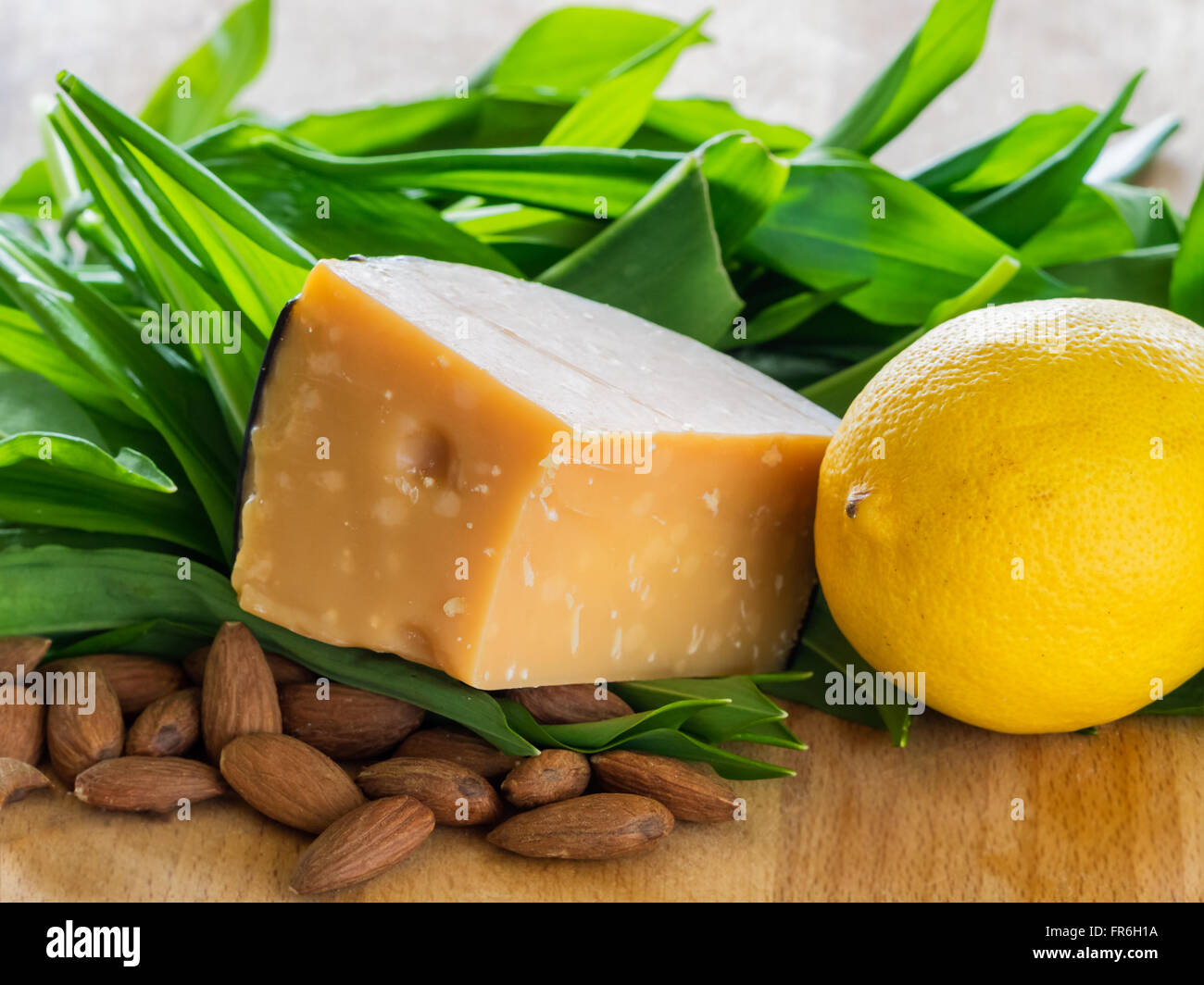 Rescate de hojas frescas, queso, almendras y limón listo para preparar Foto de stock