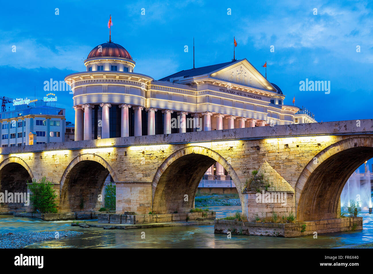 República de Macedonia, Skopje, el Museo Arqueológico de Macedonia y el puente de piedra Foto de stock