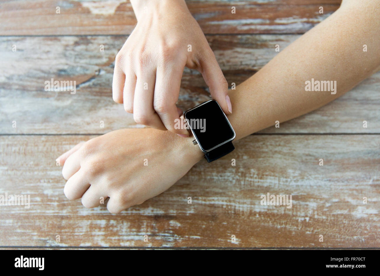 Cerca de manos configuración Smart Watch Fotografía de stock - Alamy