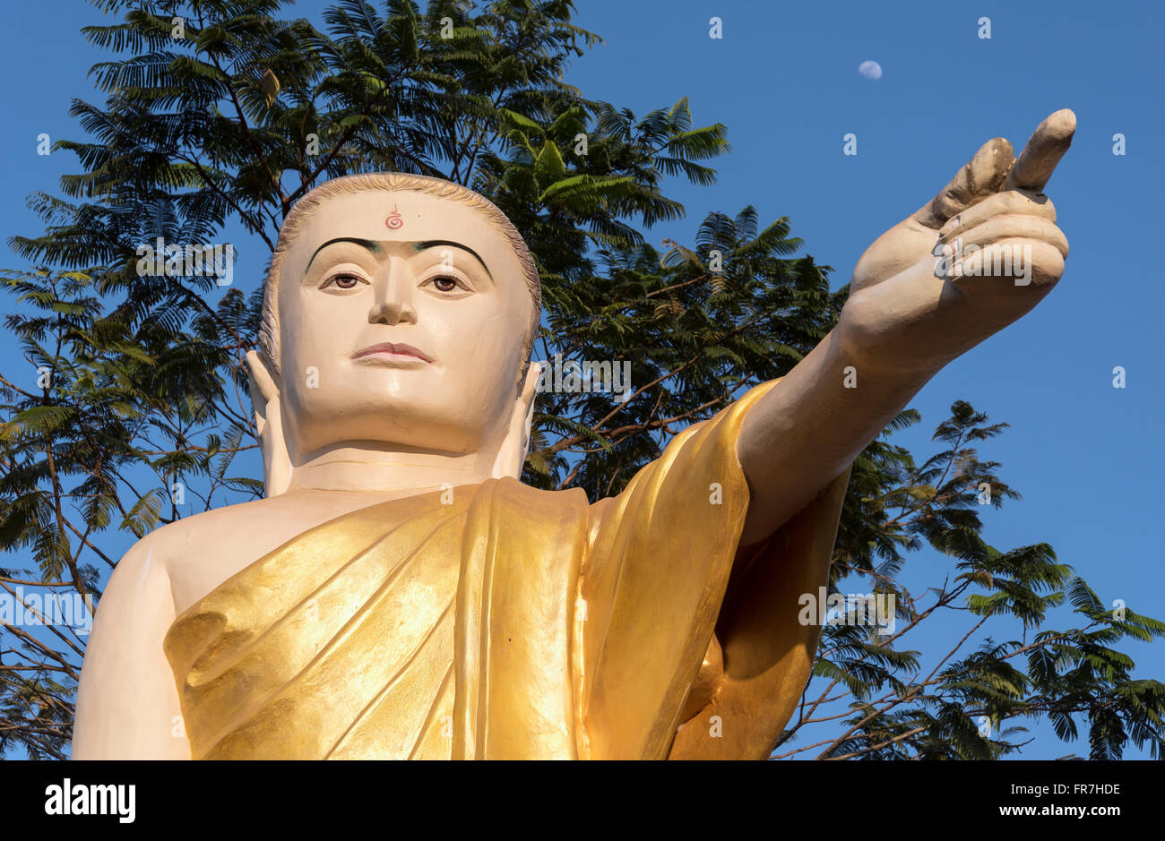 Estatua del Buda con brazo extendido y señalando con el dedo, Naung Daw Gyi Mya Tha Lyaung, Bago, Birmania (Myanmar) Foto de stock