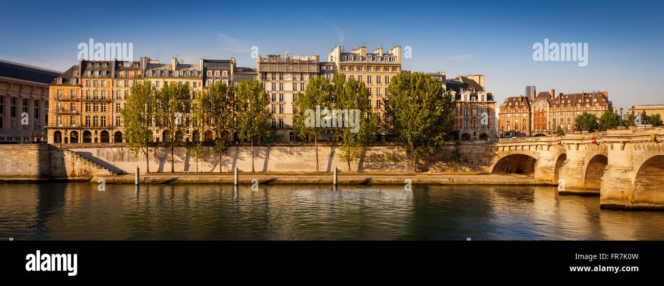 Tranquila mañana de verano a lo largo de Quai de l'Horloge en el río Sena bancos en Ile de la Cite en París, con el puente Pont Neuf Foto de stock