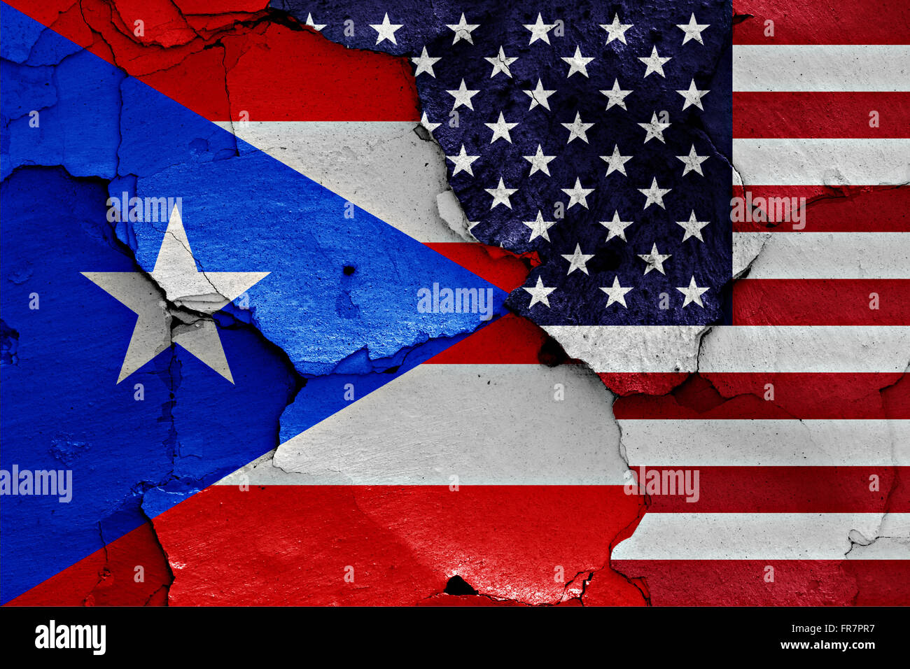 Las banderas de Puerto Rico y Estados Unidos pintado en la pared agrietada  Fotografía de stock - Alamy