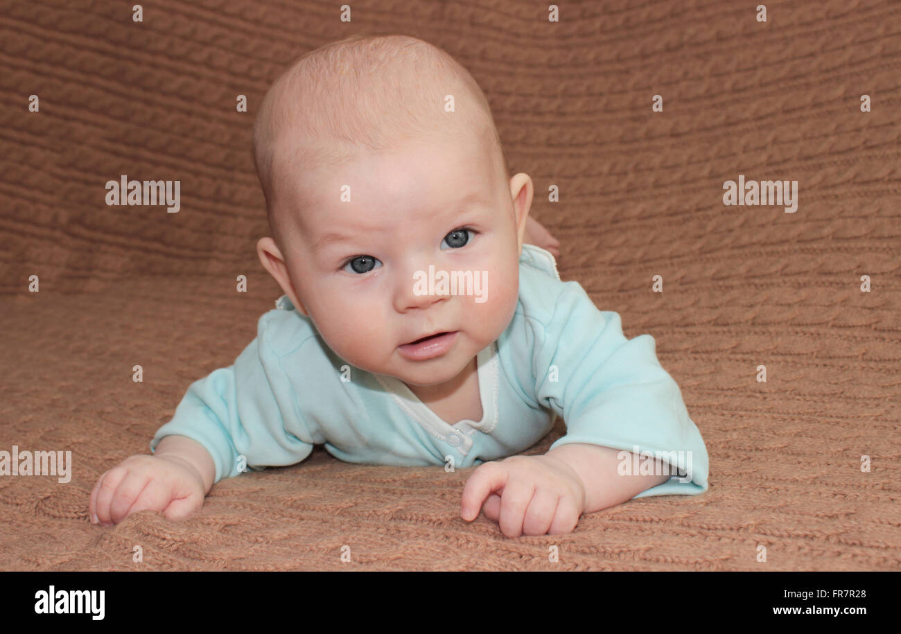 Lindo bebé de cuatro meses el concepto del día de la madre Foto de stock