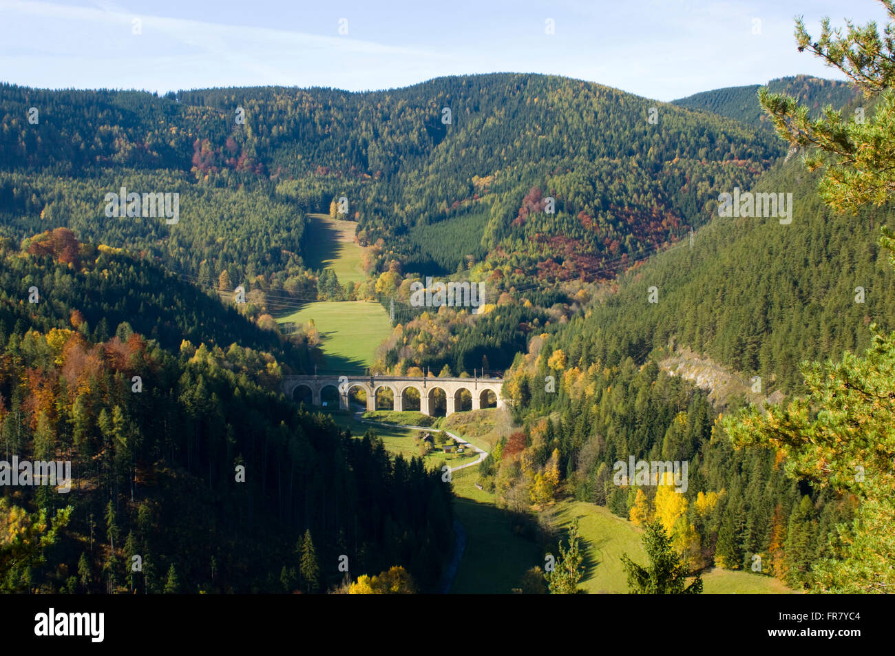 Österreich, Luftkurort Semmering, Blick auf eine Brücke der Semmerimgbahn. Sie war die erste normalspurige Gebirgsbahn Europas, Foto de stock