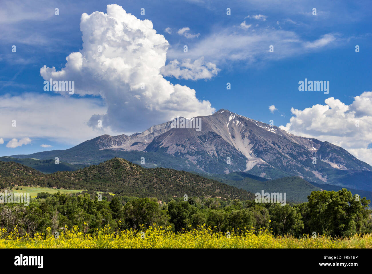 Cielo de verano sobre Mt. Sopris en las Montañas Rocosas cerca de Carbondale, Colorado, Estados Unidos Foto de stock