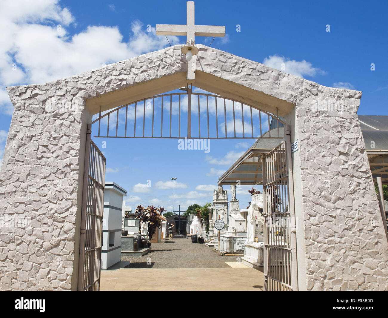Puerta de entrada al jardín del Cementerio de La Paz Foto de stock