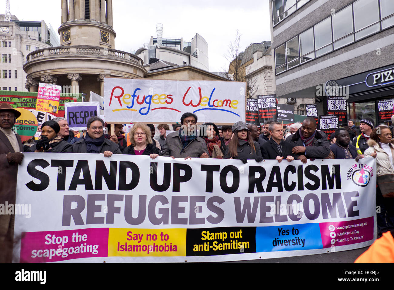 Stand up al racismo marzo acogiendo a los refugiados y protestando contra la islamofobia y los prejuicios raciales, Londres 2016 Foto de stock