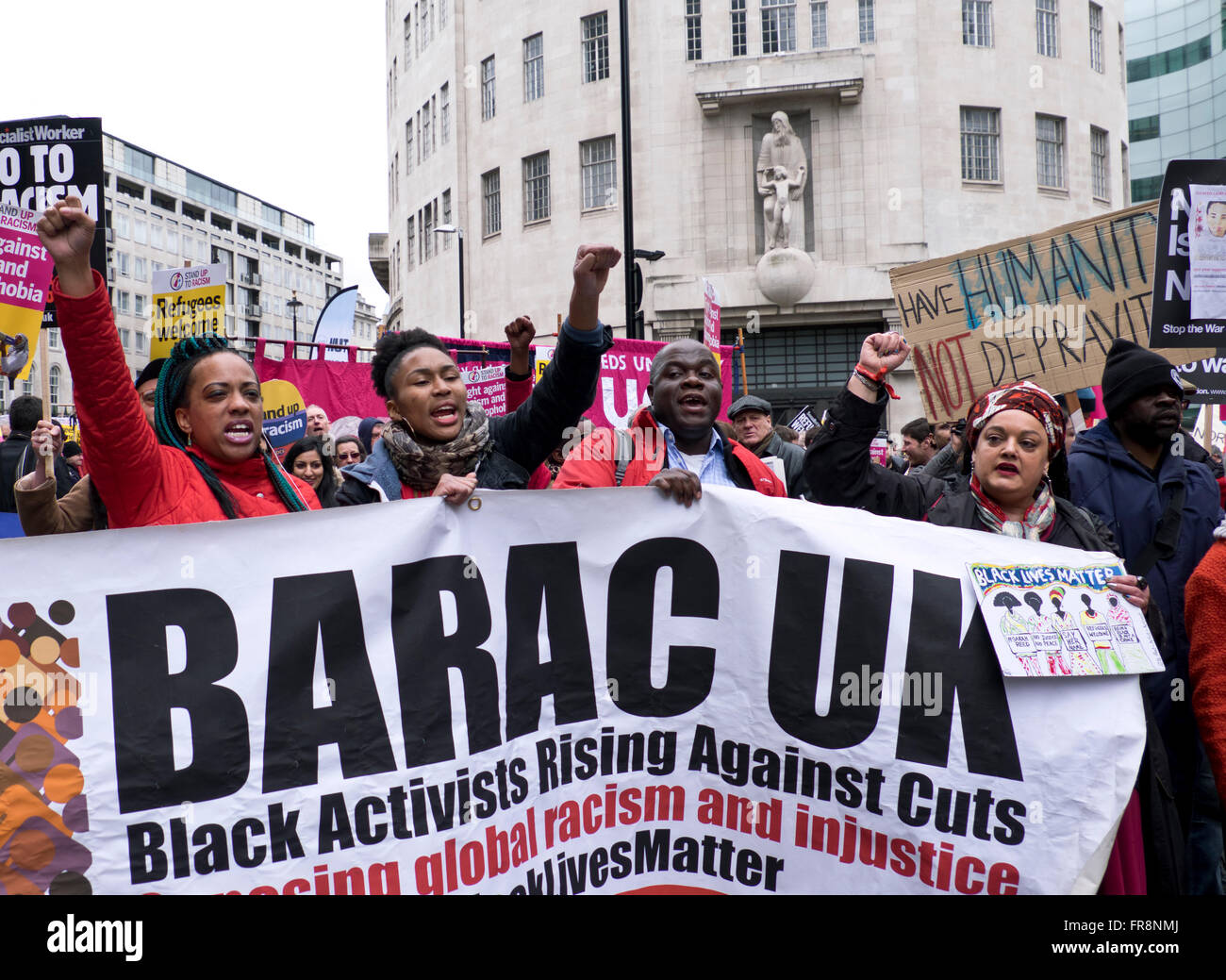 Stand up al racismo marzo acogiendo a los refugiados y protestando contra la islamofobia y los prejuicios raciales, Londres 2016 Foto de stock
