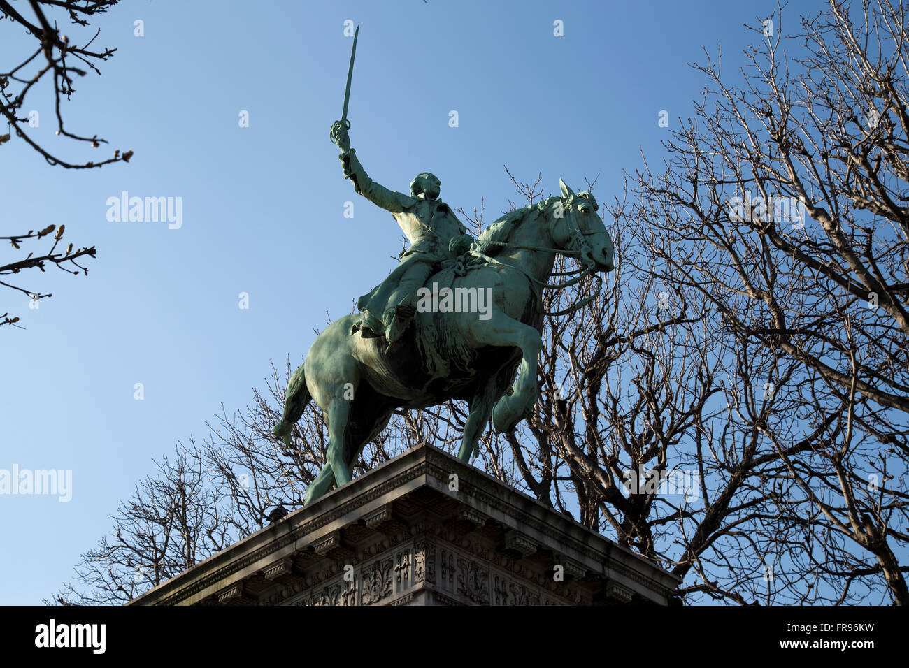 La estatua del Mayor General Marqués Gilbert de Lafayette en París Francia en invierno Foto de stock