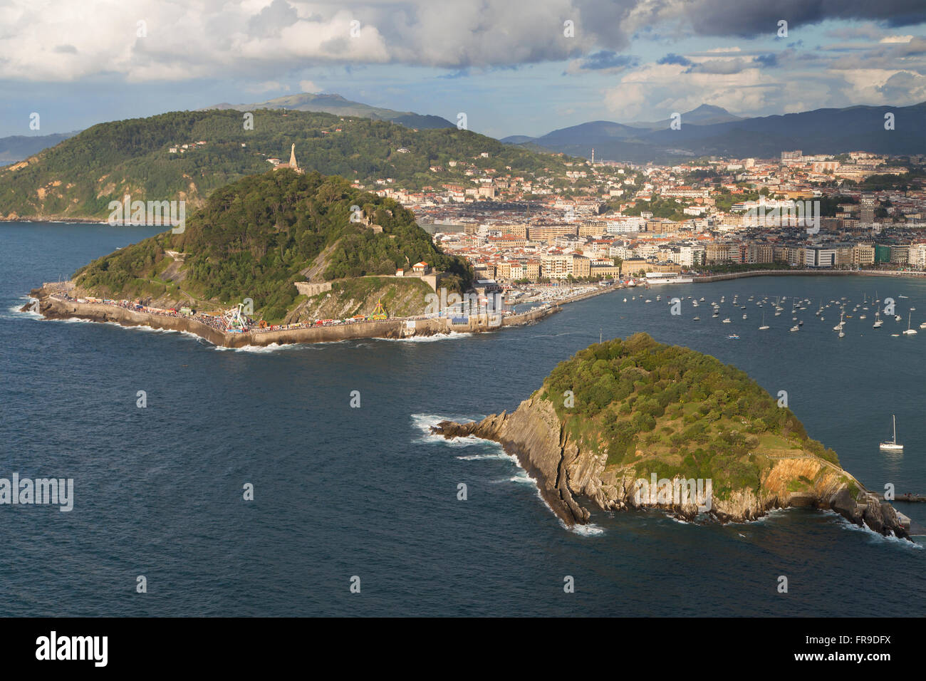 El monte Urgull y la Isla Santa Clara en la bahía de La Concha, San Sebastián, España. Foto de stock