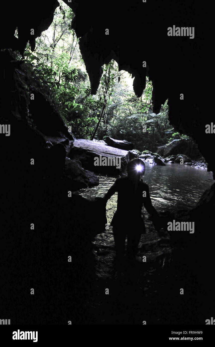 Ecoturista Cueva del agua sucia PETAR - Parque Estatal Turístico del Alto Ribeira Foto de stock