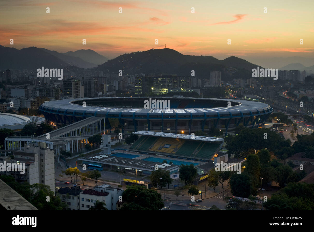 Periodista estadio Mario Filho encendida al anochecer - Maracana Foto de stock