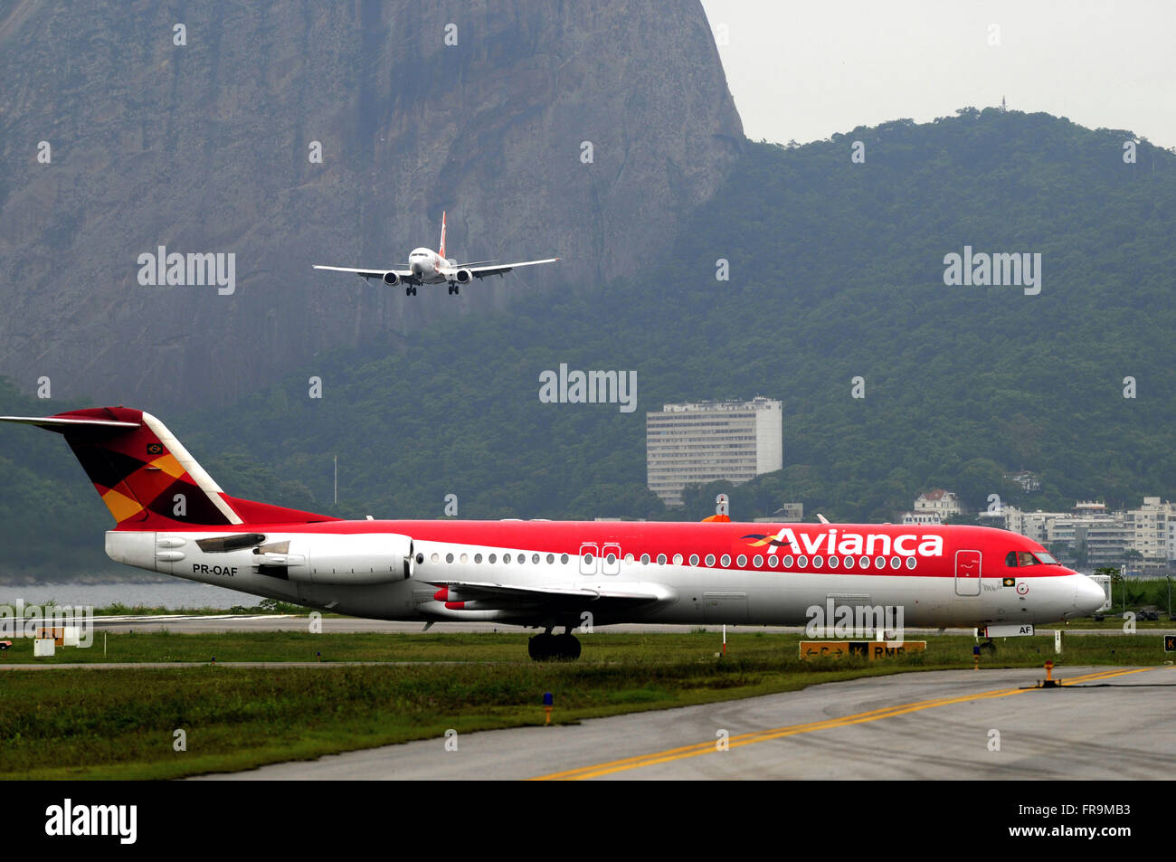 Aterrizaje de aviones y otro en el aeropuerto Santos Dumont taxando Foto de stock