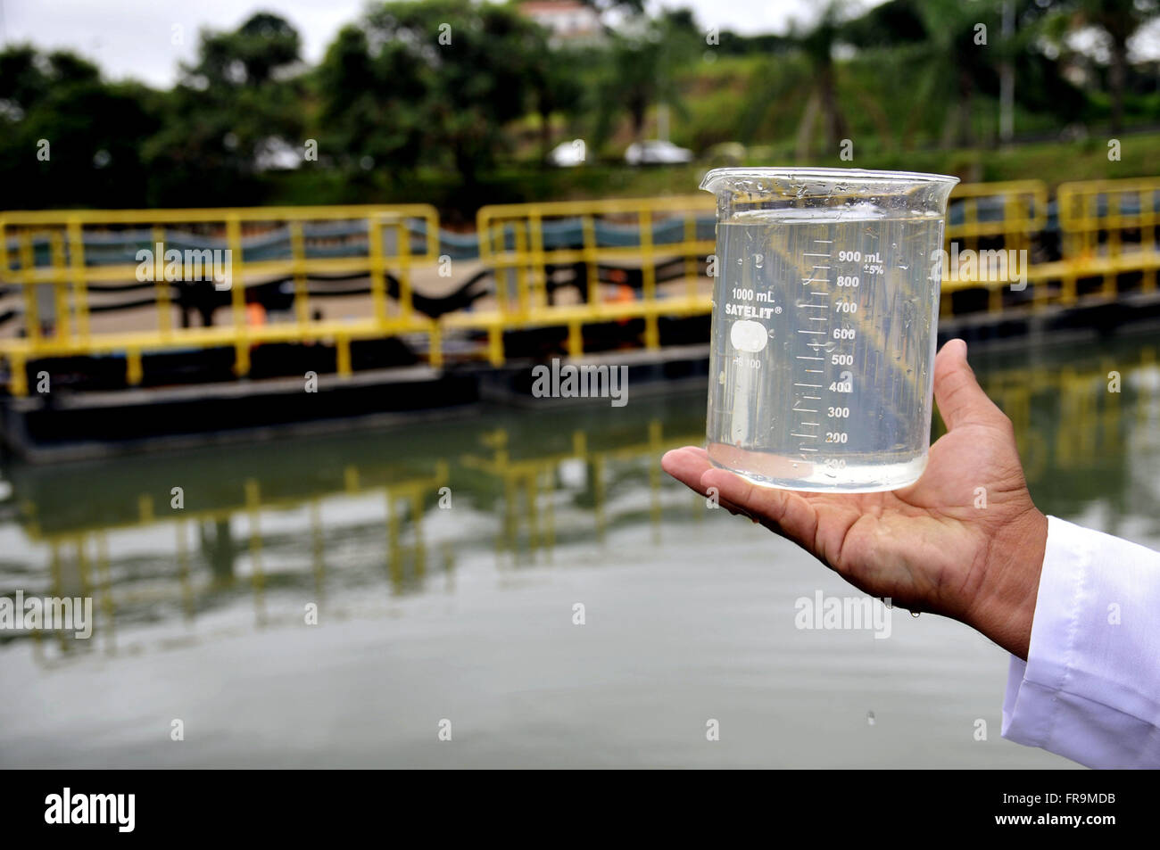 La unidad de tratamiento del Río - UTR - Fondo de Arroyo - muestra de agua tratada Foto de stock