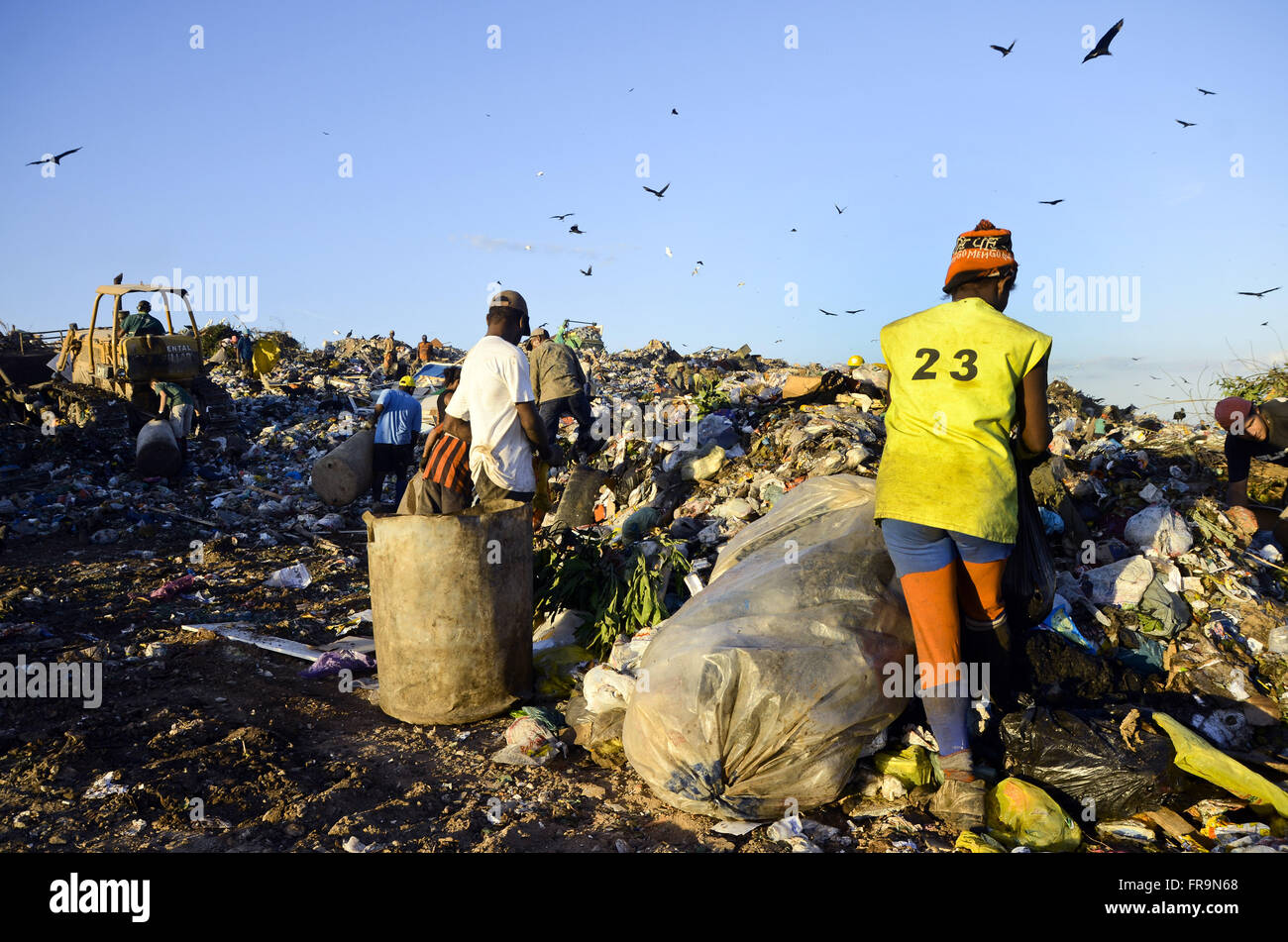 Catadores coletando reciclável lixo no Jardim Gramacho Foto de stock