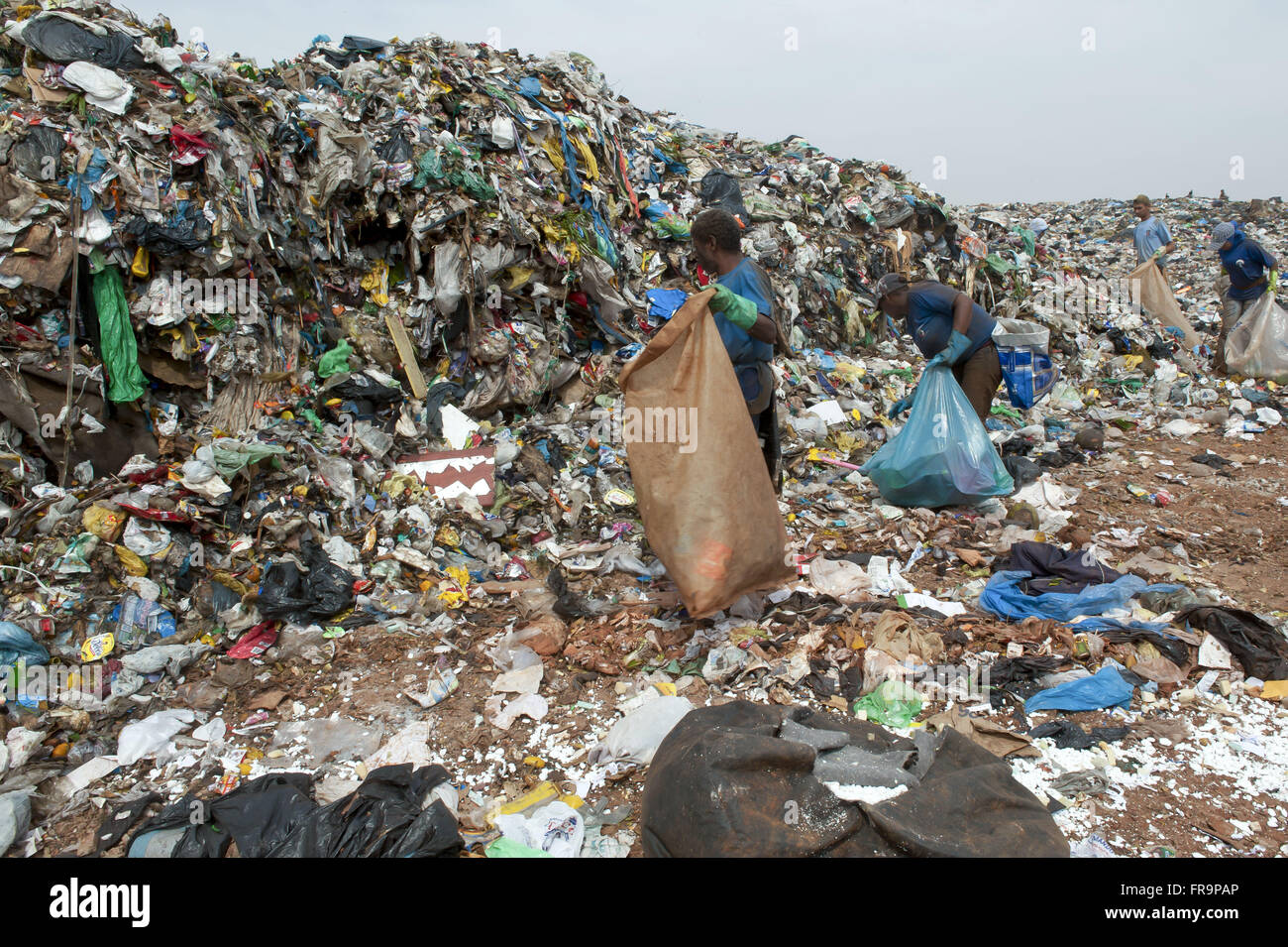 Los basureros en el basurero de la ciudad de Brasilia estructural