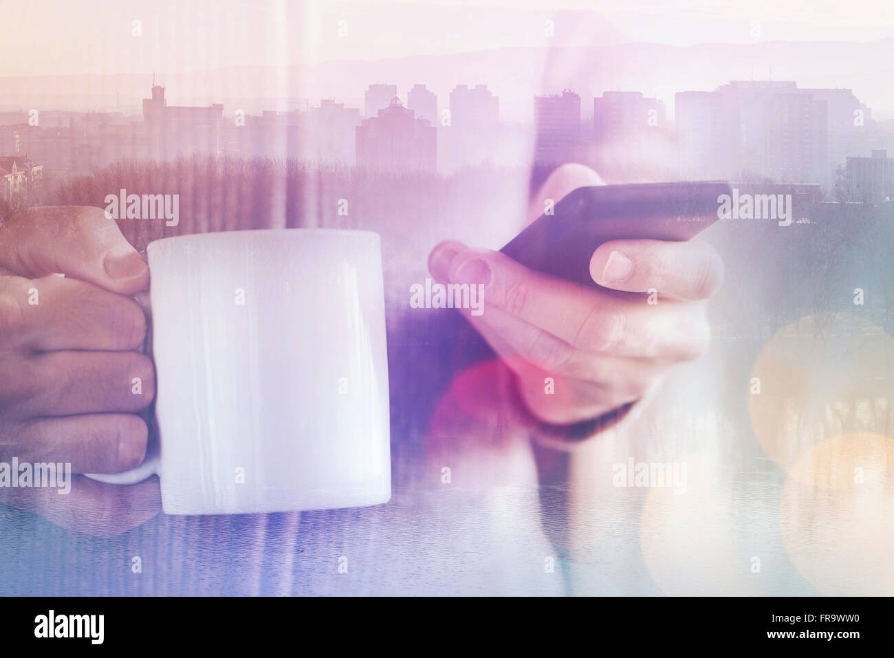 Casual hombre leyendo los mensajes de texto SMS en su smartphone y tomar café en la mañana, varias capas de imagen doble exposición Foto de stock