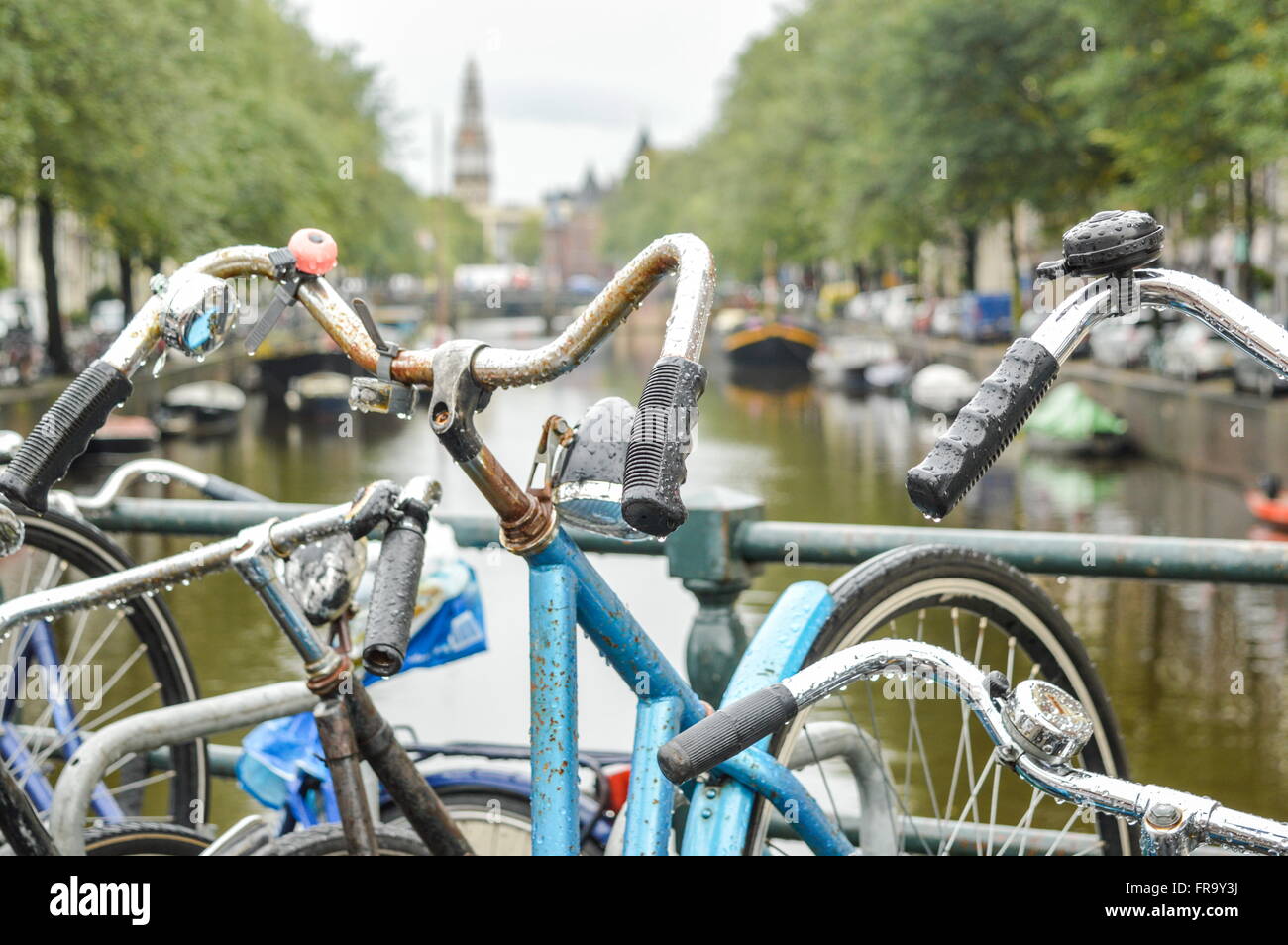 Bicicleta estacionada sobre un puente en Amsterdam, Países Bajos Foto de stock