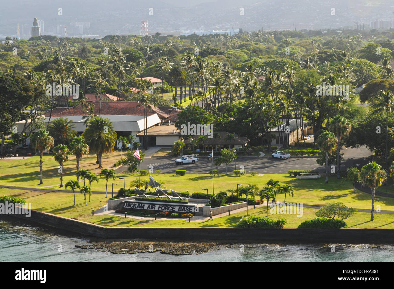 Vista de Hickam Air Force Base desde un buque en Pearl Harbor, Oahu, Hawaii, Estados Unidos de América Foto de stock