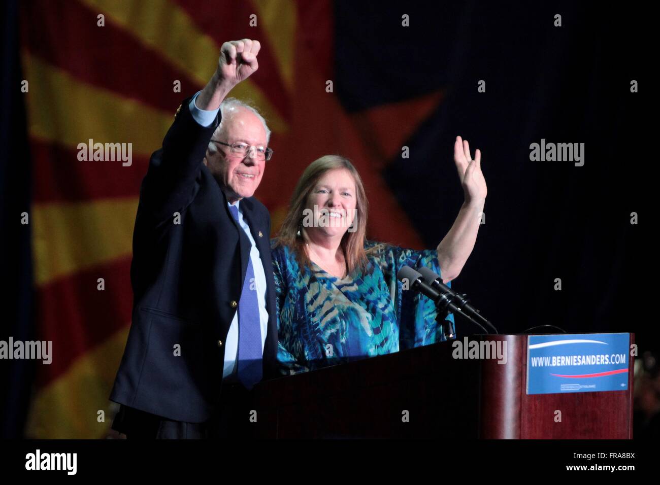 El senador y candidato presidencial demócrata Bernie Sanders y su esposa, Jane Sanders onda a simpatizantes durante un mitin de campaña, en el Centro de Convenciones de Phoenix, 15 de marzo de 2016 en Phoenix, Arizona. Foto de stock