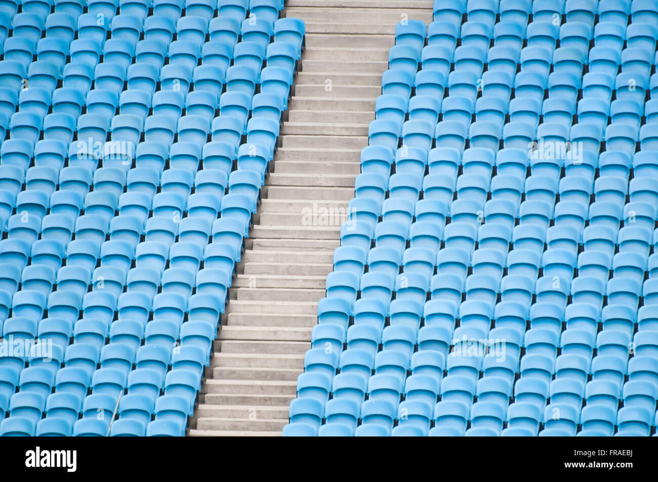 Detalle de sillas azules en las gradas del estadio de fútbol Foto de stock