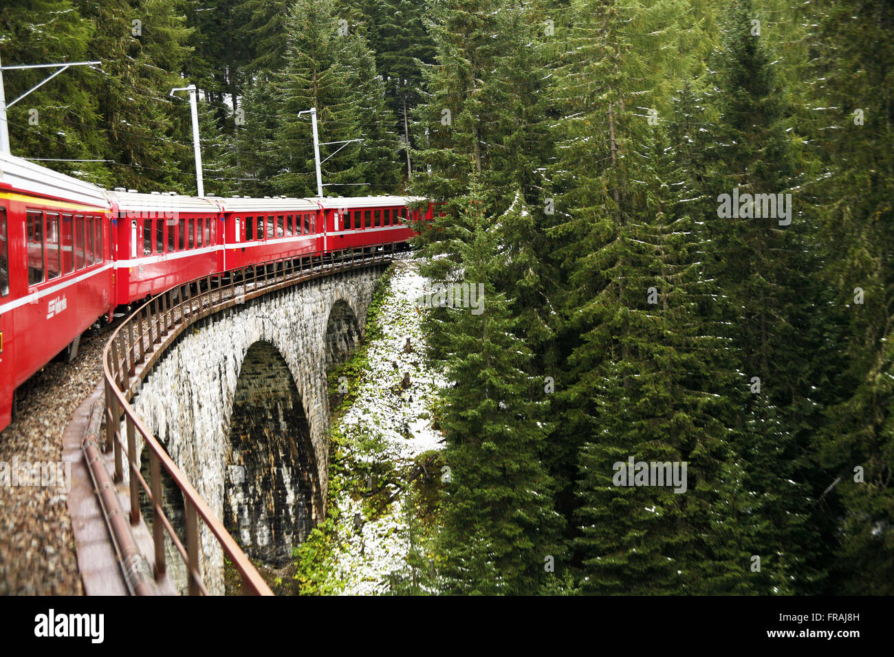 Pasando por un viaducto de tren con destino a la ciudad de Saint Moritz Foto de stock