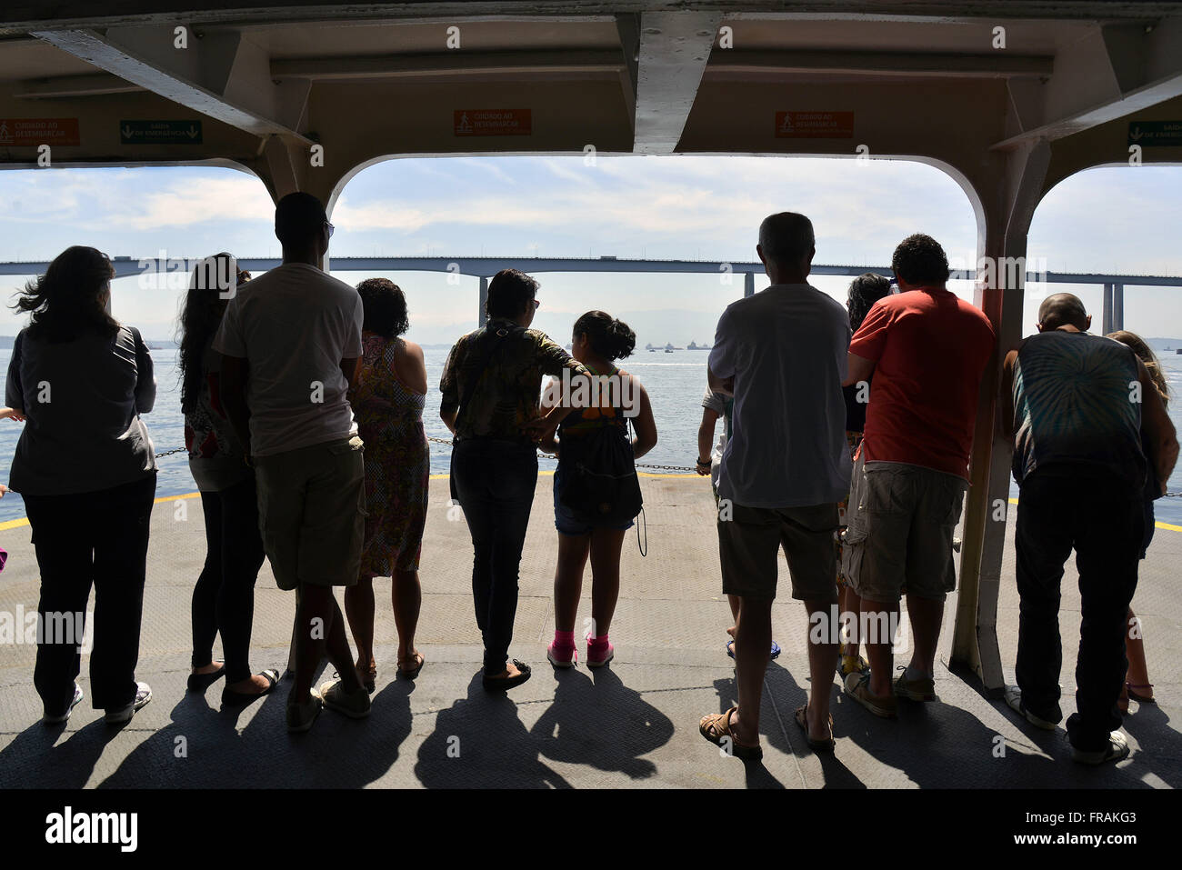 Los pasajeros observando el puente Río-Niterói en barco en la Bahía de Guanabara Foto de stock