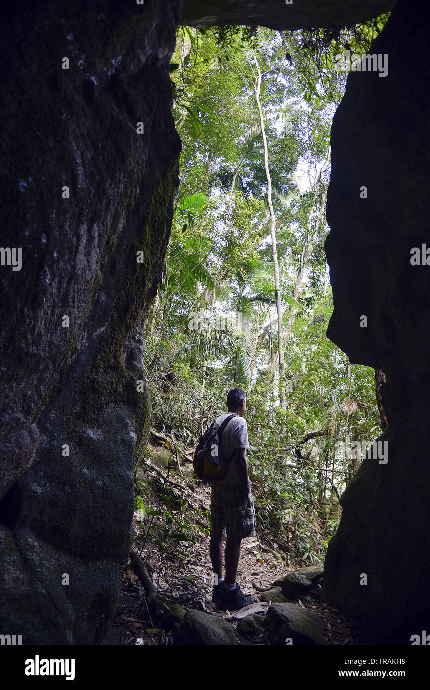 Turista cerca de la cueva de Bernardo de Oliveira observando el bosque nativo Foto de stock
