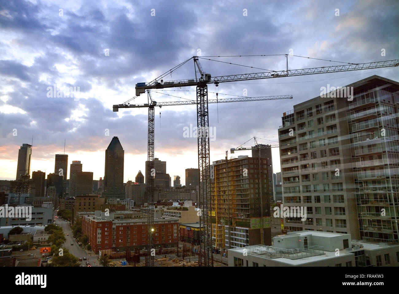 Vista desde la parte superior de edificios y grúas de construcción downtown al atardecer Foto de stock