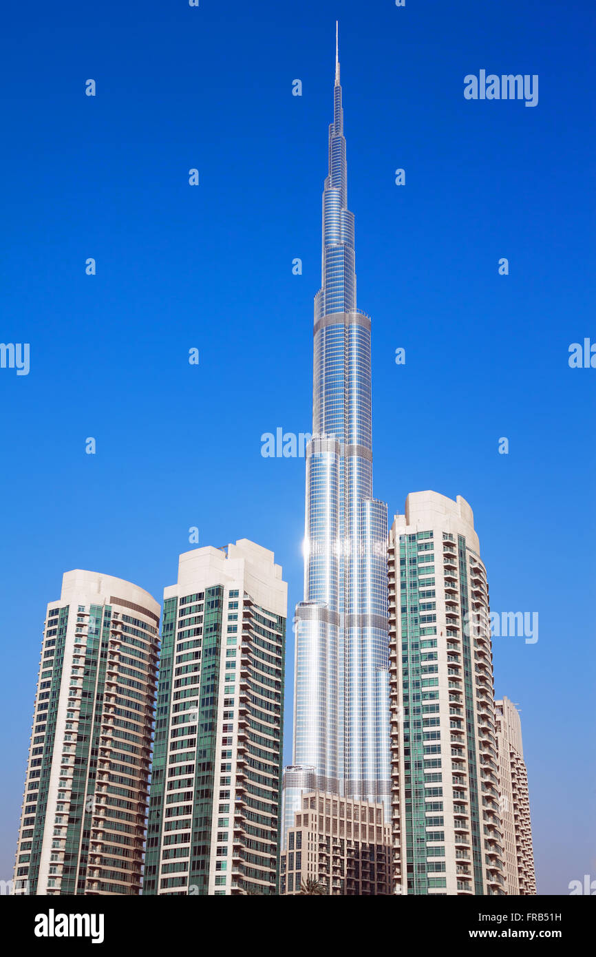 DUBAI, Emiratos Árabes Unidos - Septiembre 19, 2015: el Burj Khalifa, la torre más alta del mundo (829.8 m) en el centro de Burj Dubai en septiembre 19, 2015 en D Foto de stock