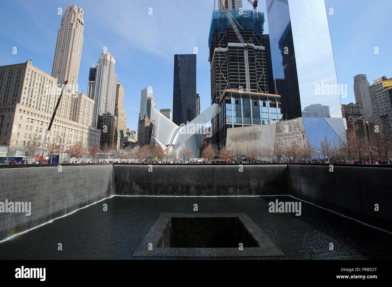 Norte piscina y Oculus transportación en un World Trade Center en el 9/11 Memorial del 11 de septiembre en la Ciudad de Nueva York, Nueva York, Foto de stock