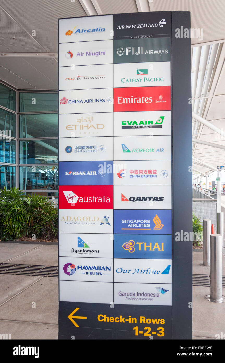 El check-in de aerolíneas firmar en la entrada a la terminal de salida, el aeropuerto internacional de Brisbane, Brisbane, Queensland, Australia Foto de stock