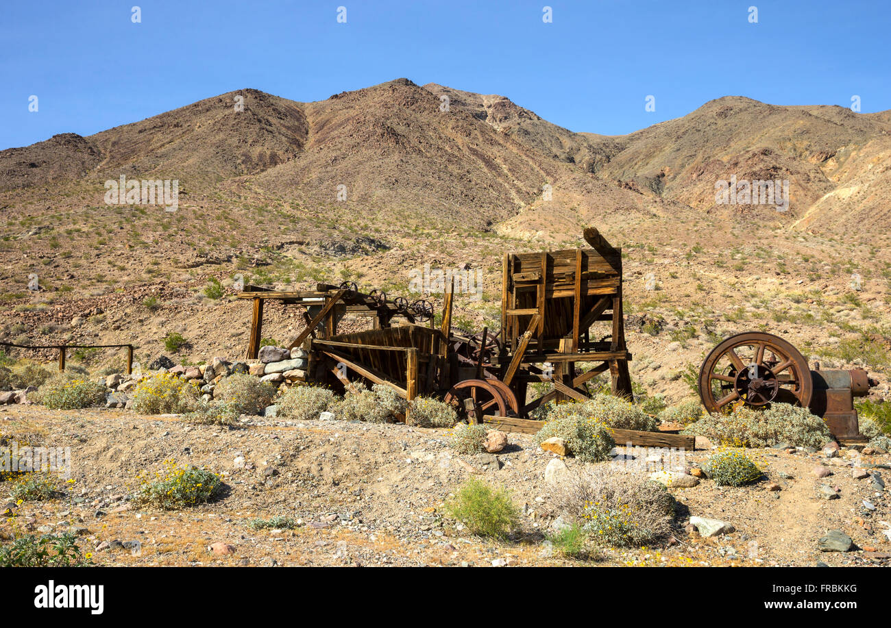 Una vista de hot-shot motor diésel mineral y bin en el Gold Mill Hill en  Warm Springs Canyon, el Parque Nacional Valle de la muerte Fotografía de  stock - Alamy