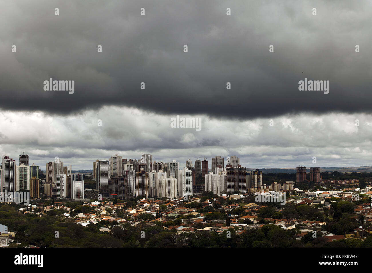 Nubes de tormenta sobre la ciudad Foto de stock