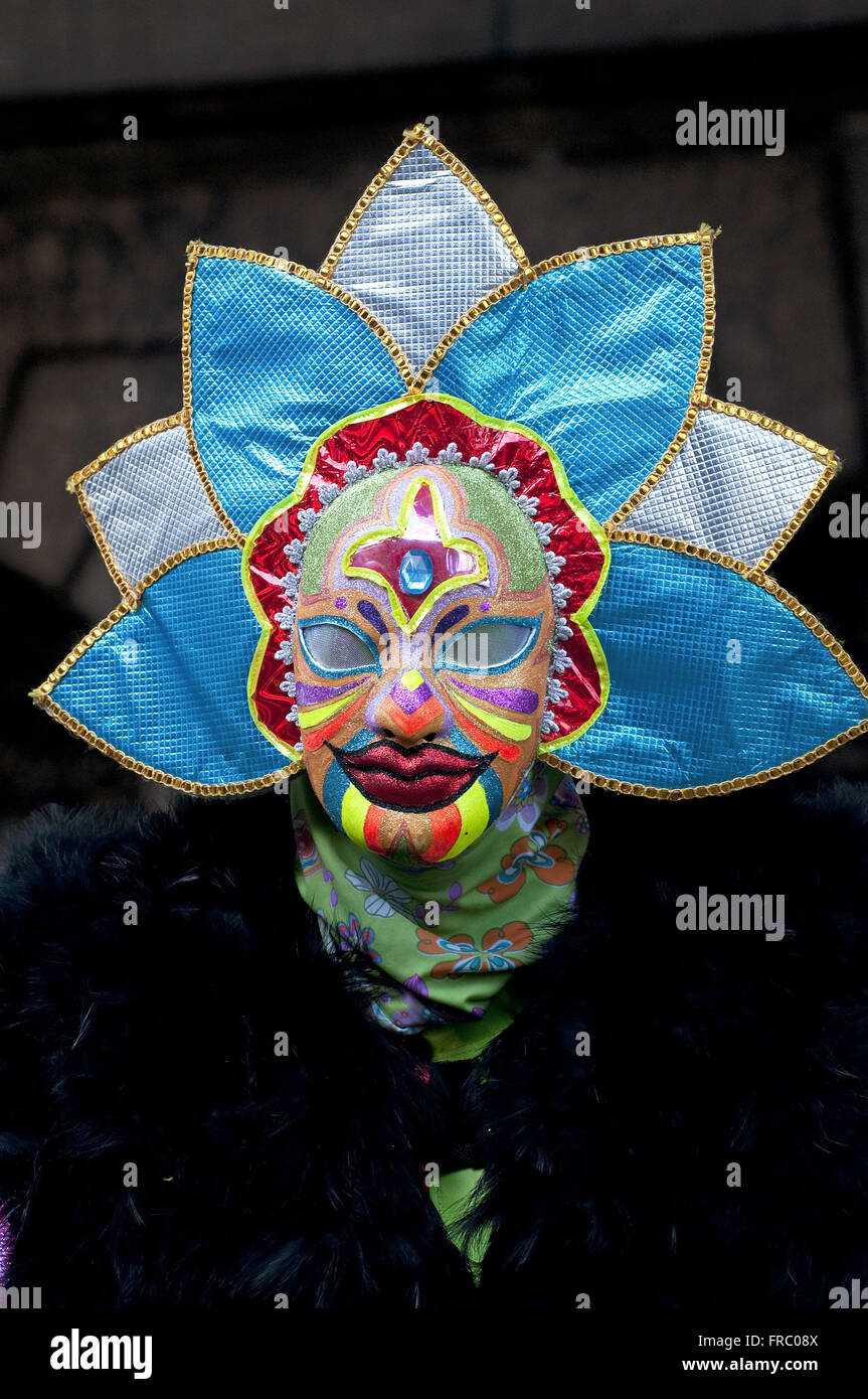 Detalle de disfraces o máscaras de Clovis Bate-Bola durante carnaval callejero Foto de stock