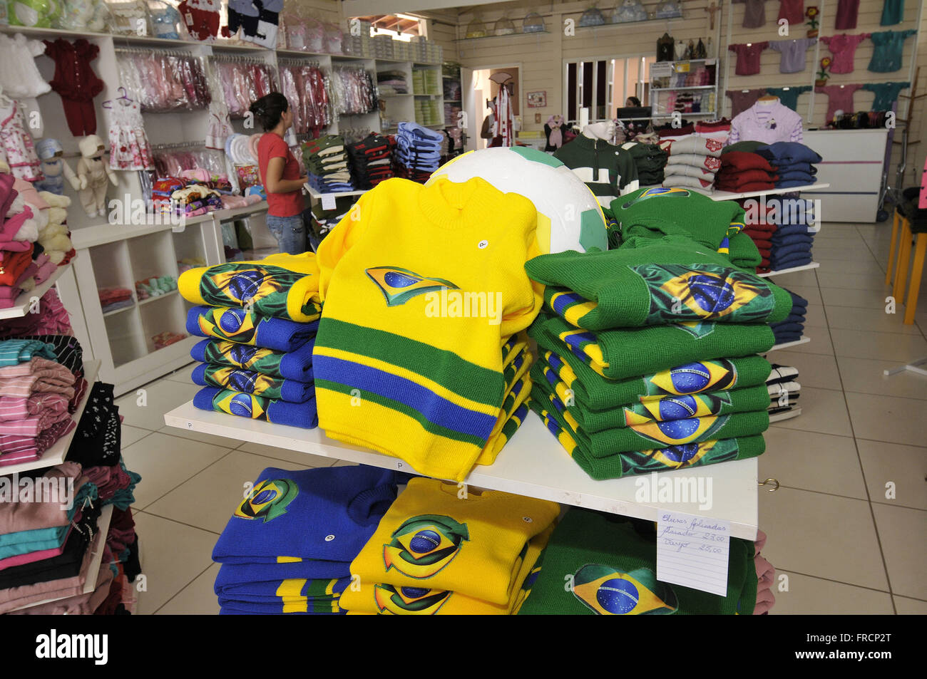 Ropa para niños con ocasión de la Copa del Mundo de 2014 en tienda de tejer y trico Foto de stock