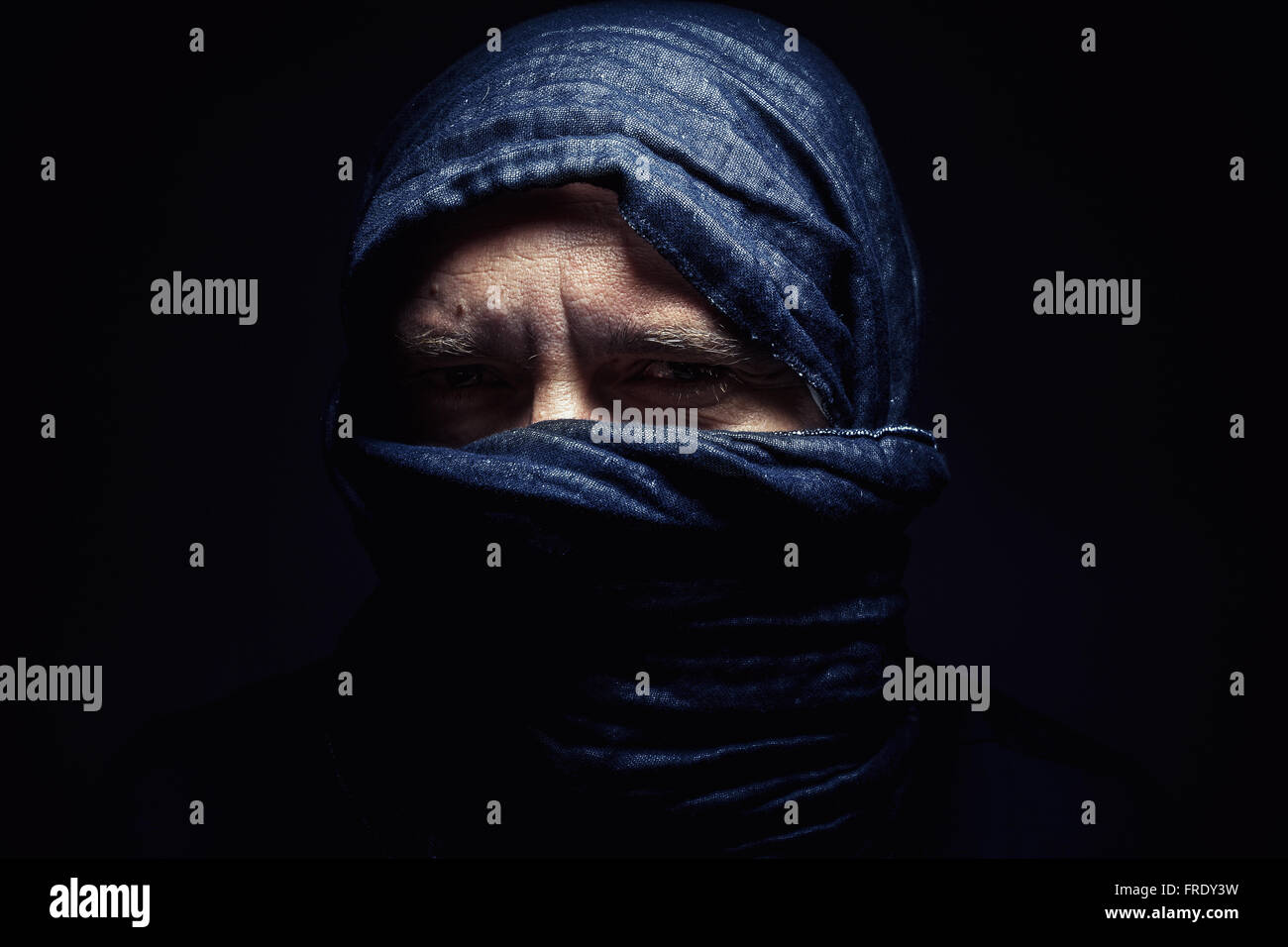 Hombre con pañuelo en la cabeza fotografías e imágenes de alta resolución -  Alamy