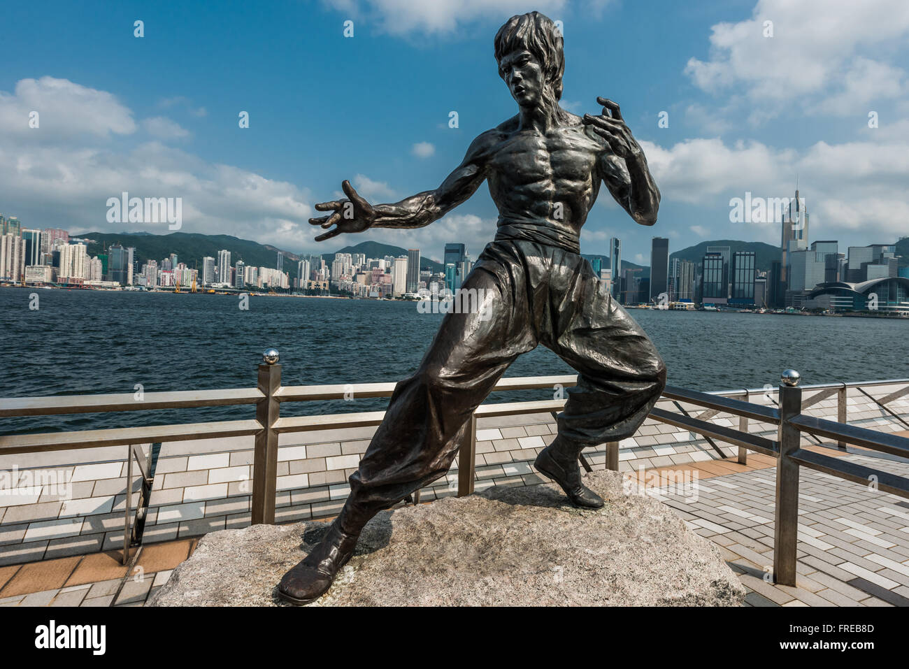 Estatua de Bruce Lee la Avenida de Las Estrellas Tsim Sha Tsui en Kowloon Hong Kong Foto de stock