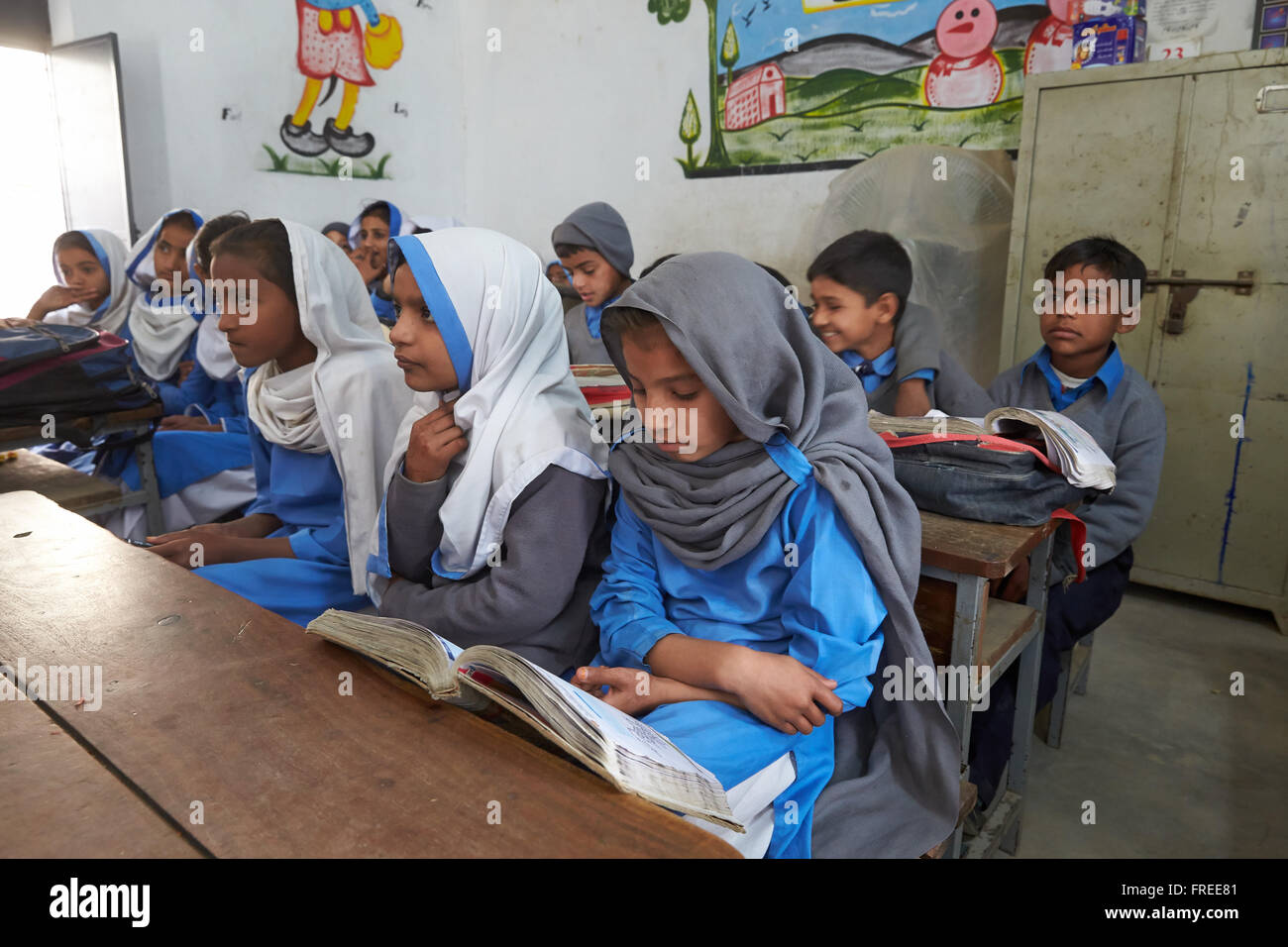 Clase en una escuela primaria, Mahey, Pakistán Foto de stock