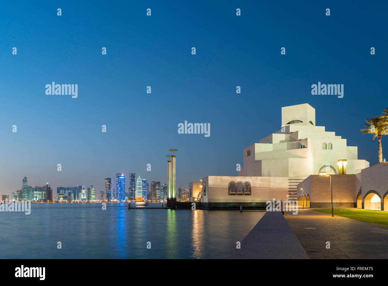 Vista nocturna del Museo de Arte Islámico en Doha (Qatar) Foto de stock