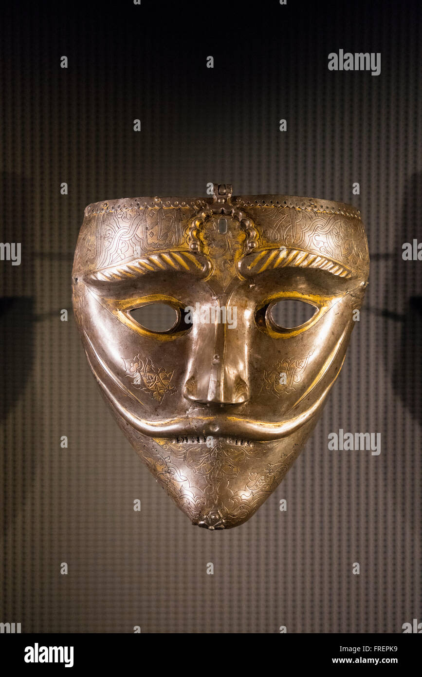 La máscara de la guerra de Turquía oriental u occidental irán en exhibición en el Museo de Arte Islámico en Doha (Qatar) Foto de stock