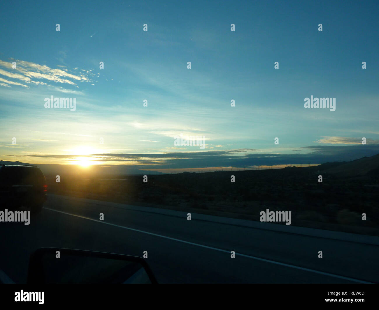 Vista de la puesta de sol en el Valle de la Muerte, California, EE.UU., clic desde la carretera principal con Sun acaba de descender el horizonte Foto de stock