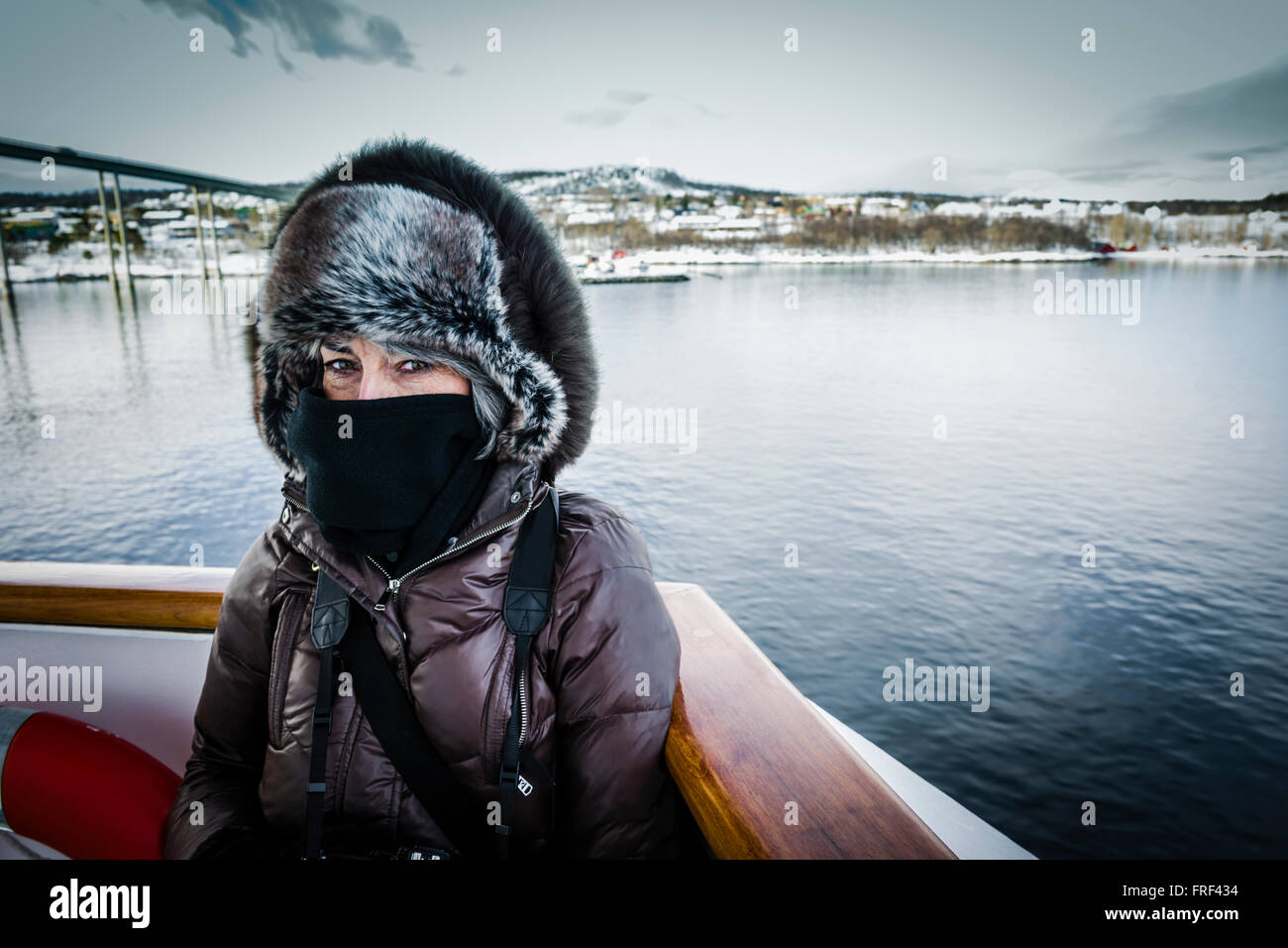 Modelo femenino vestido para la alta en el invierno ártico, Tromso, Noruega. Foto de stock