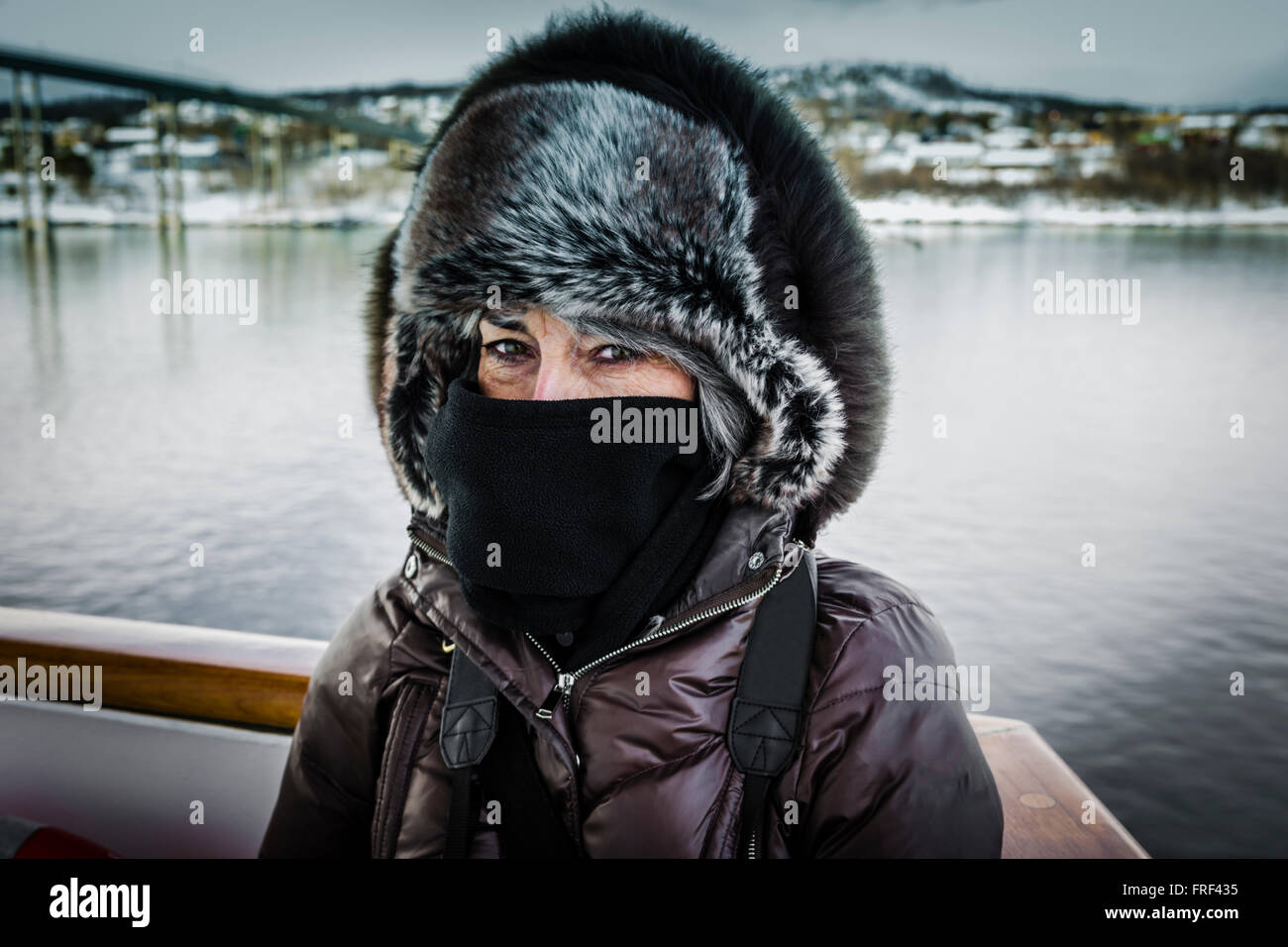 Modelo femenino vestido para la alta en el invierno ártico, Tromso, Noruega. Foto de stock