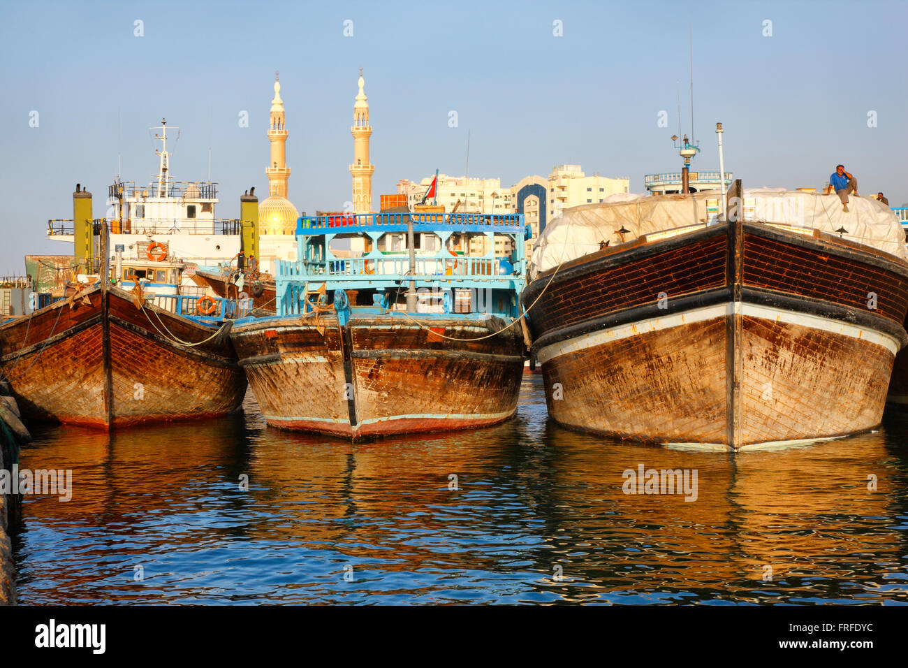 Dubai - Sharjah. En Dhow barcos en el puerto de Sharjah y la mezquita en la espalda, EAU Foto de stock