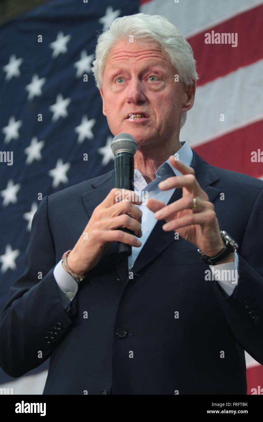 Phoenix, Arizona, EE.UU. 21 Mar, 2016. El ex presidente Bill Clinton, habla en un mitin de campaña para su esposa, candidato presidencial demócrata Hillary Clinton en Carl Hayden High School, 21 de marzo de 2016 en Phoenix, Arizona. Foto de stock
